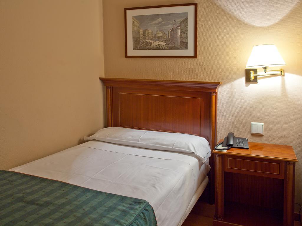 Room Mate Macarena, Madrid Gran Via Room photo